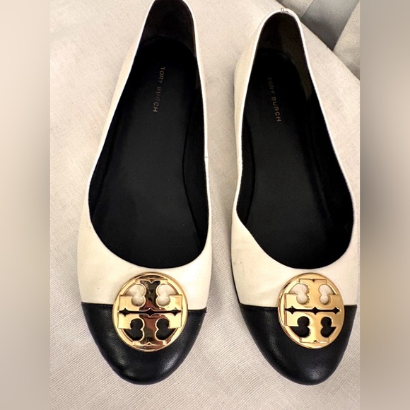 Tory Burch Chelsea Cap-Toe Ballet Flats Ivory Black Gold Logo Leather 8 Like New - Picture 2 of 12